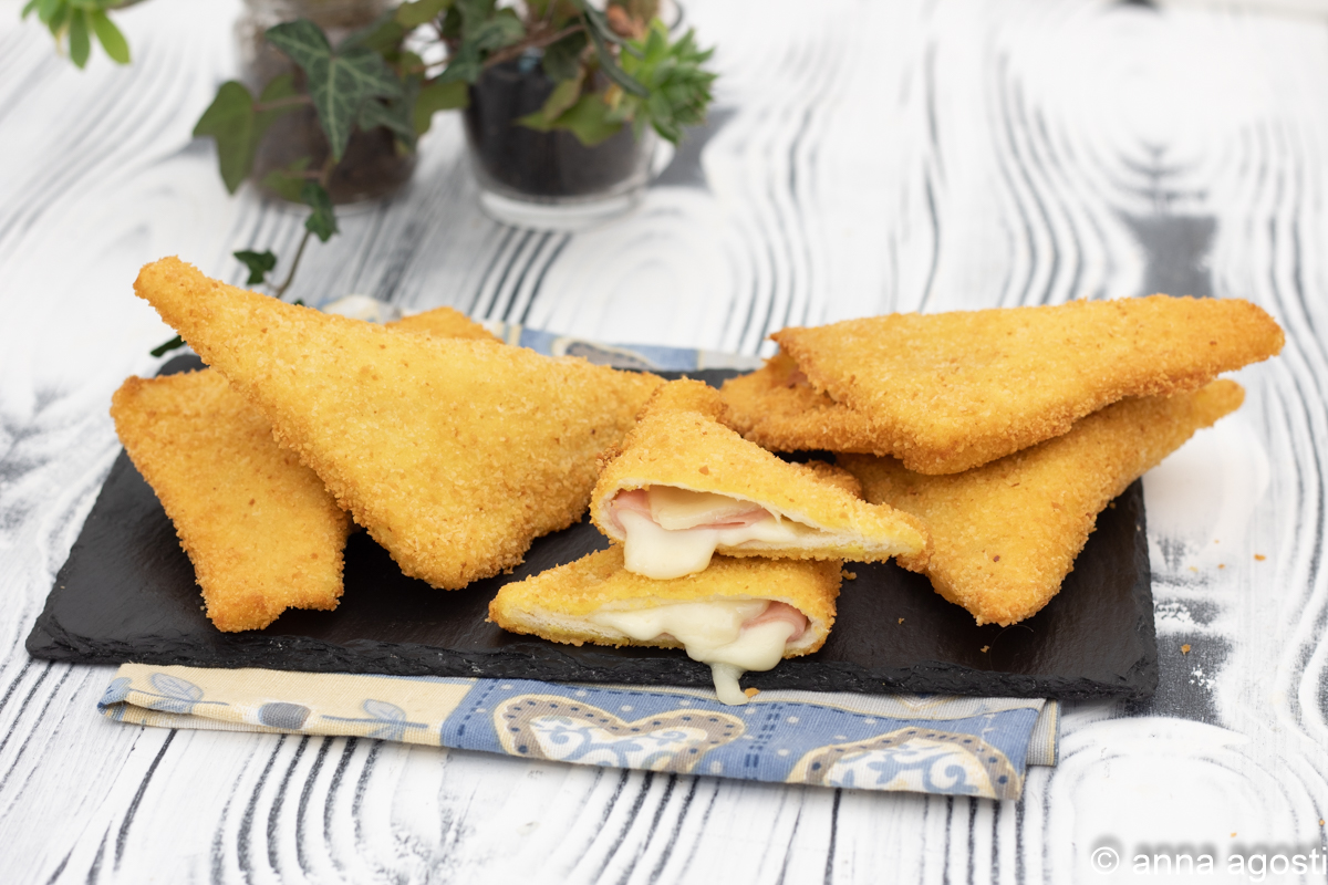 GEFRITUURDE DRIEHOEKEN VAN TOSTIBROOD MET HAM EN SCAMORZA