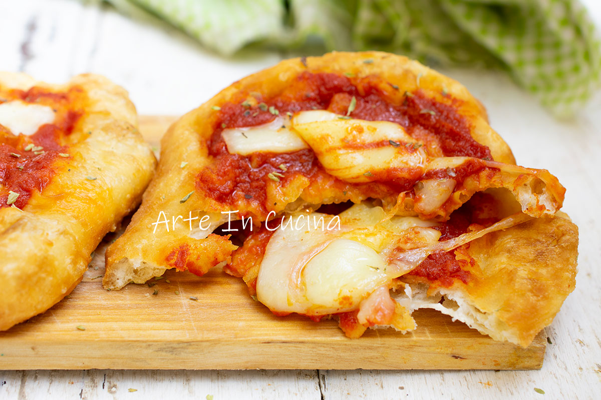 Gefrituurde pizzetjes met tomaat