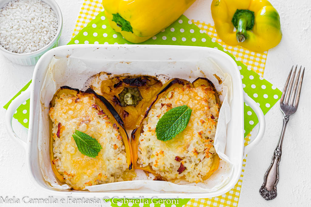 Gevulde paprika’s met rijst en mozzarella gegratineerd