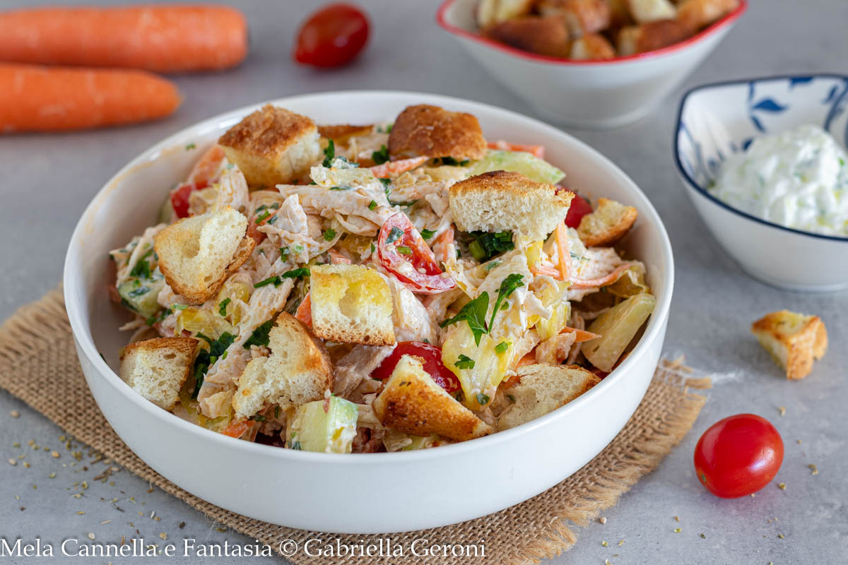 Gekookte kipsalade met Griekse saus en croutons