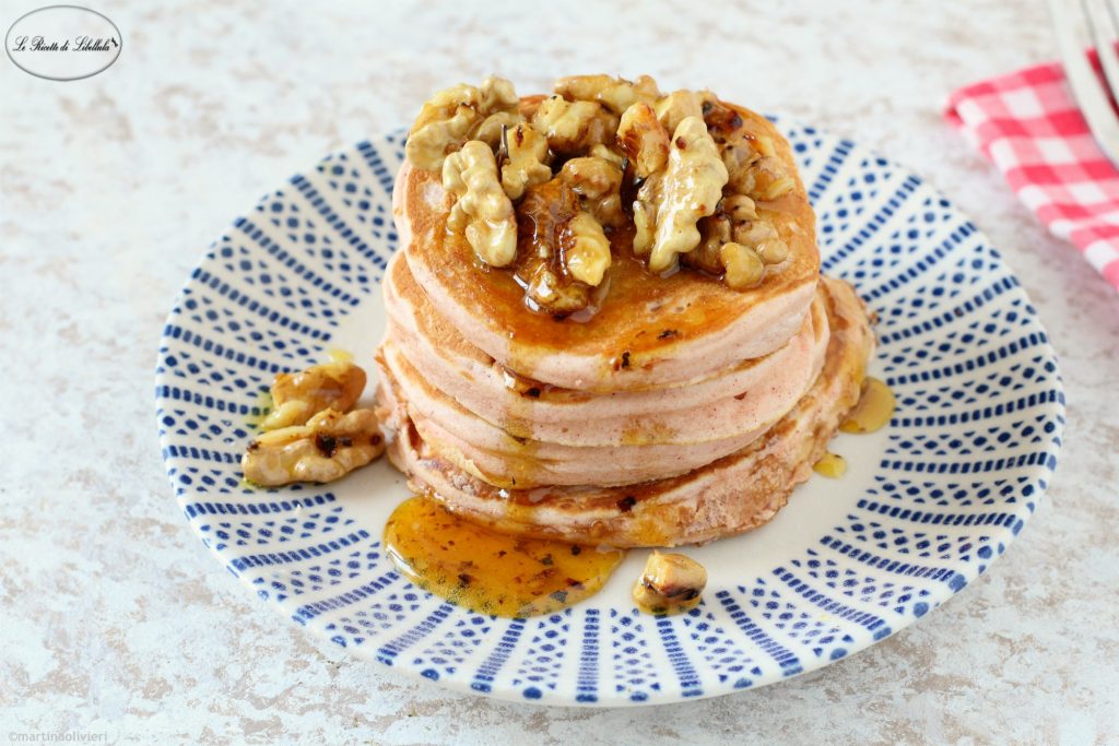 Gekruide pannenkoeken met noten en honing