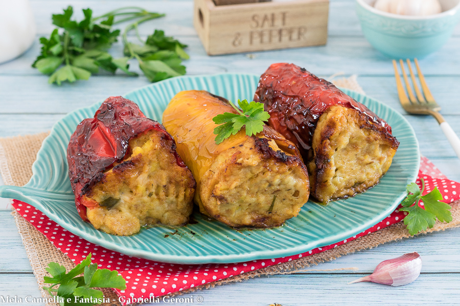 Gevulde paprika’s met tonijn en aardappelen in de pan gekookt