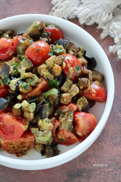 giet de emulsie over de salade, meng en serveer