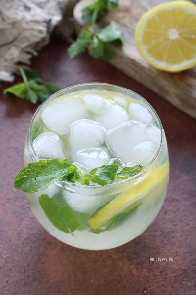 giet in het glas met ijsblokjes en citroenplakjes de limonade en serveer met muntblaadjes