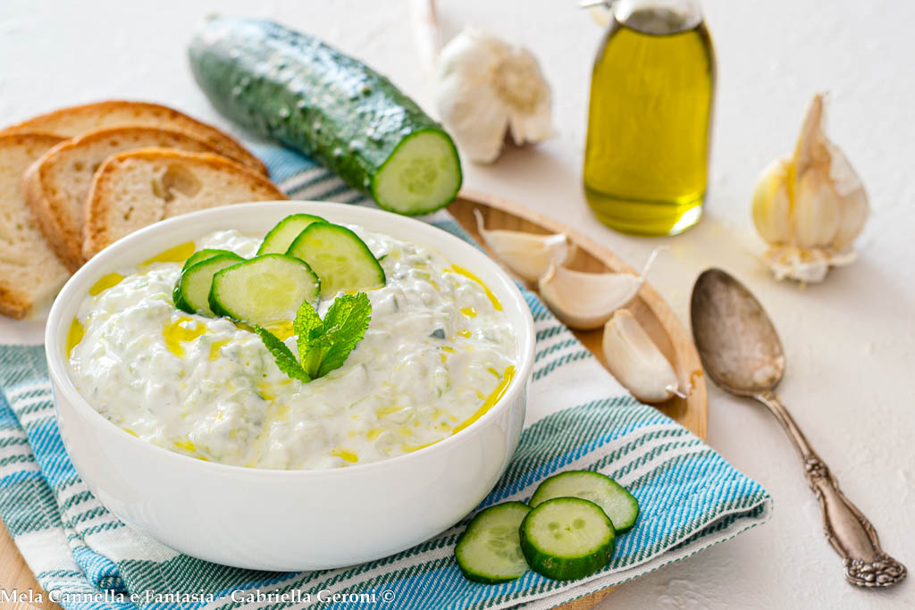 Griekse saus met komkommer, knoflook en yoghurt (Tzatziki Saus)