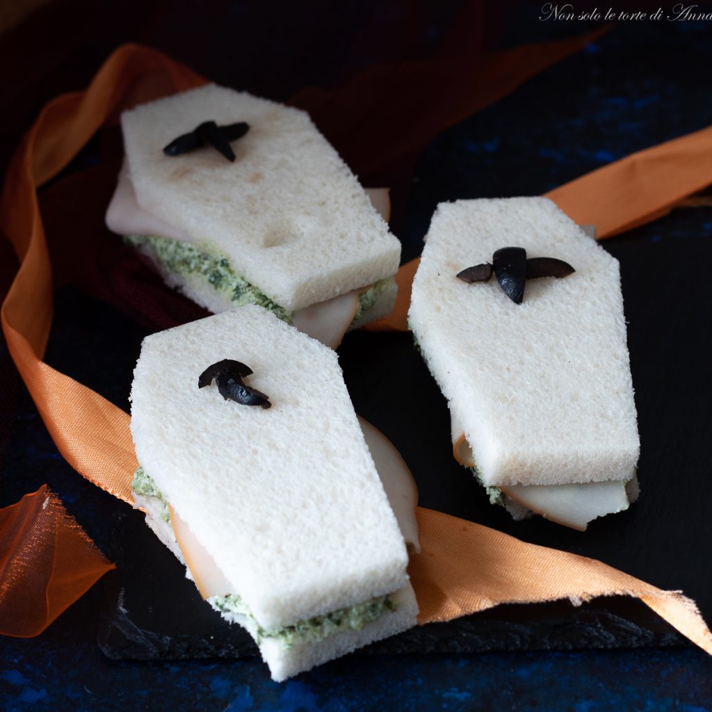 griezelige Halloween sandwiches in de vorm van een kist