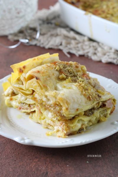 haal de lasagne uit de oven en serveer