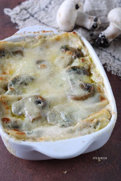 haal de lasagne uit de oven en serveer