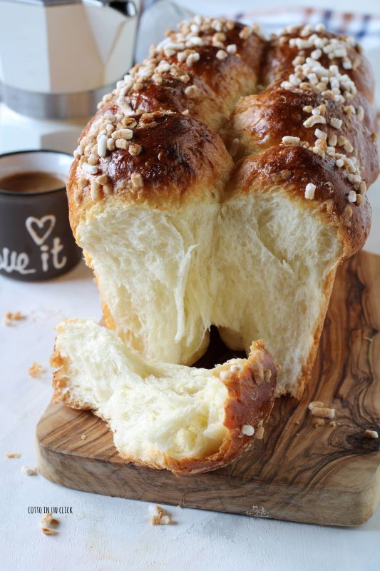 haal het briochebrood uit de oven en laat afkoelen op een rooster
