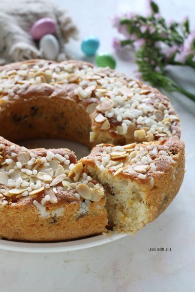 haal uit de oven en laat afkoelen voordat je deze uit de vorm haalt en in plakken serveert