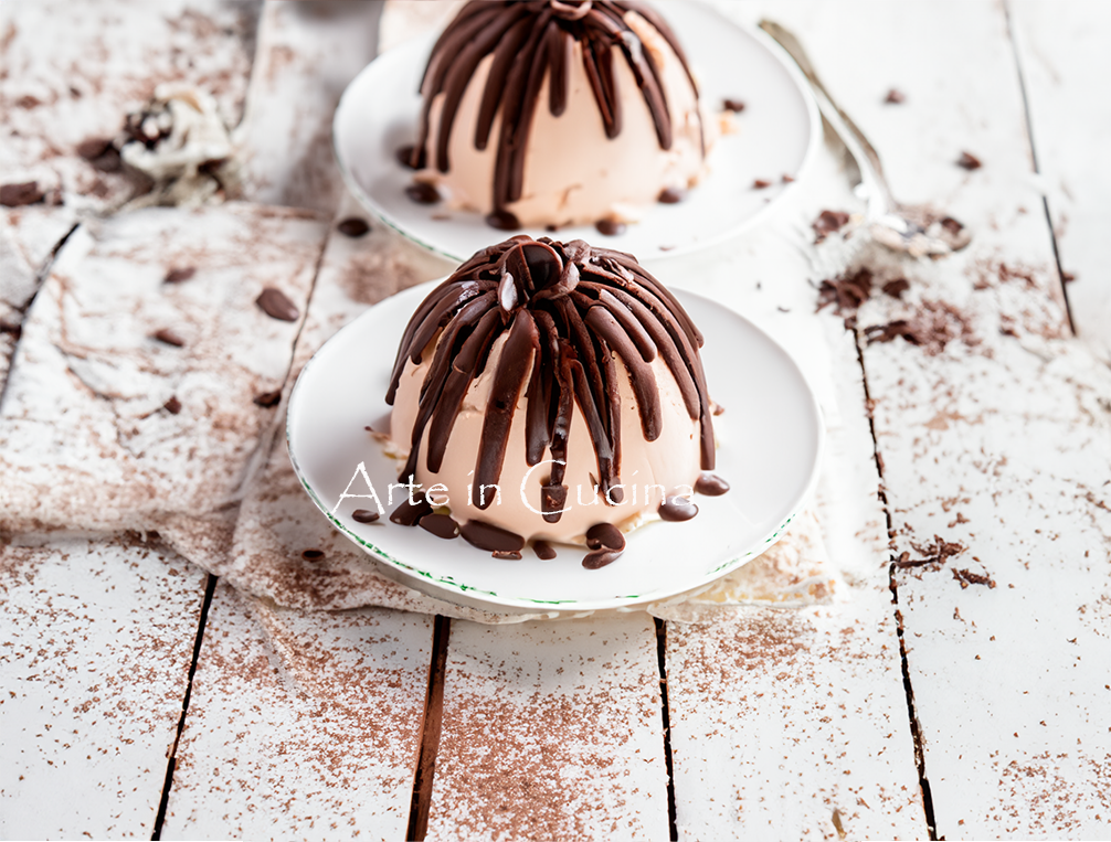 Halfbevroren room en chocolade taartjes