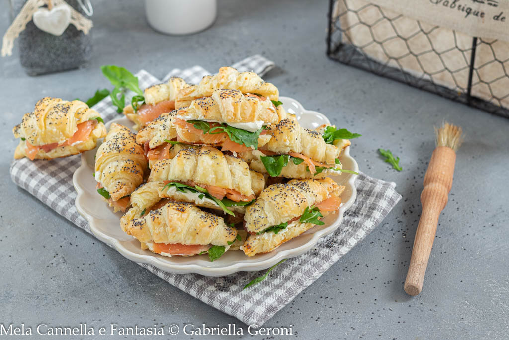 Hartige bladerdeegcroissantjes met zalm en rucola