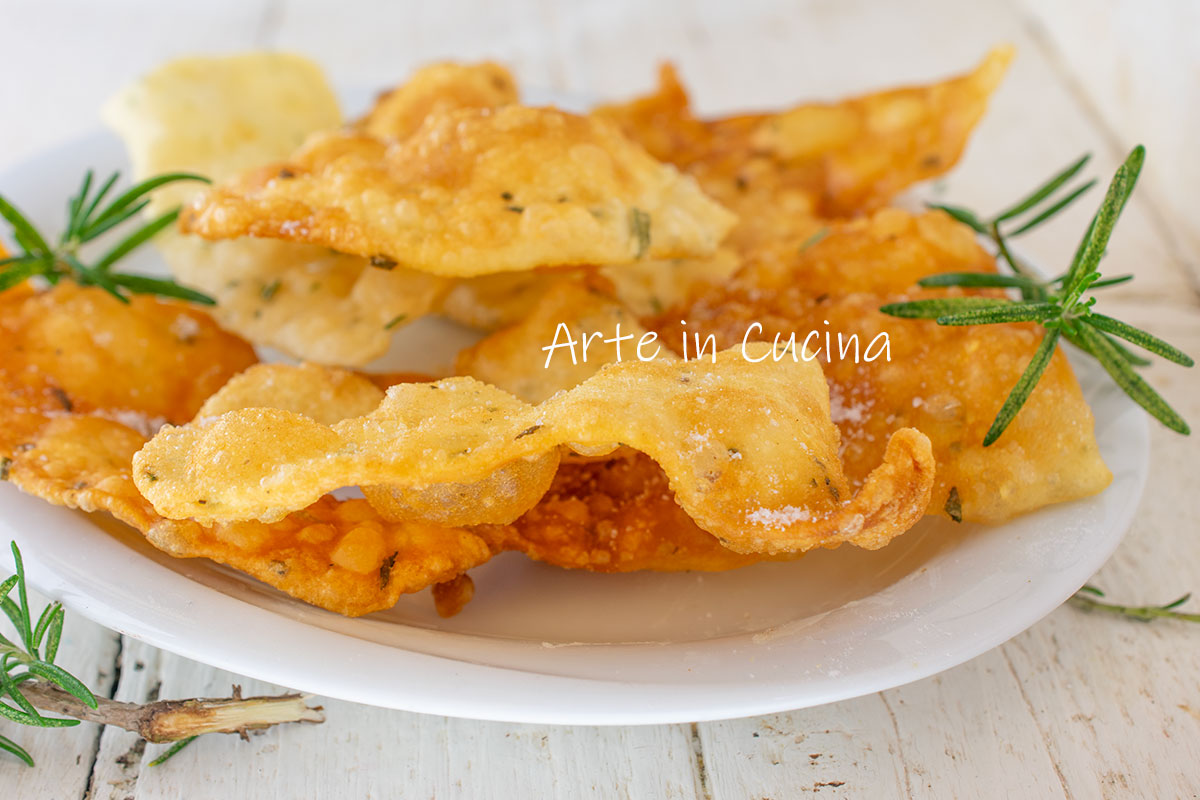 Hartige chiacchiere met kaas en rozemarijn