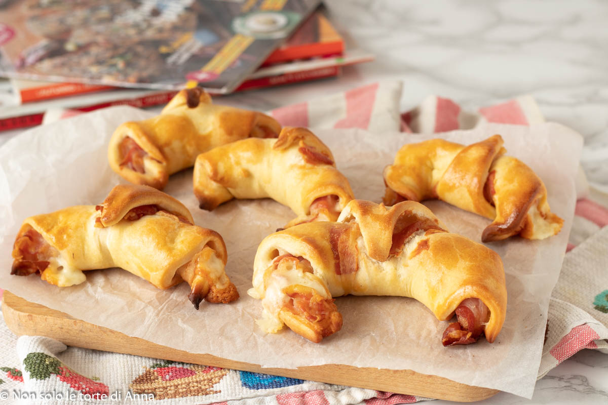 Hartige croissants met spek en kaas