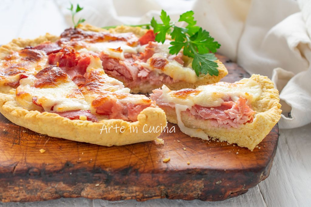 Hartige taart met ham en spek in olie