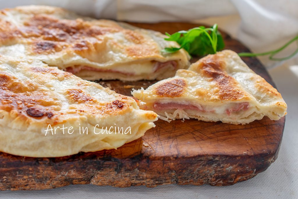 Hartige taart met spek en provola in de pan