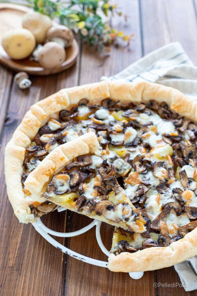 bladerdeegtaart met champignons en aardappelen