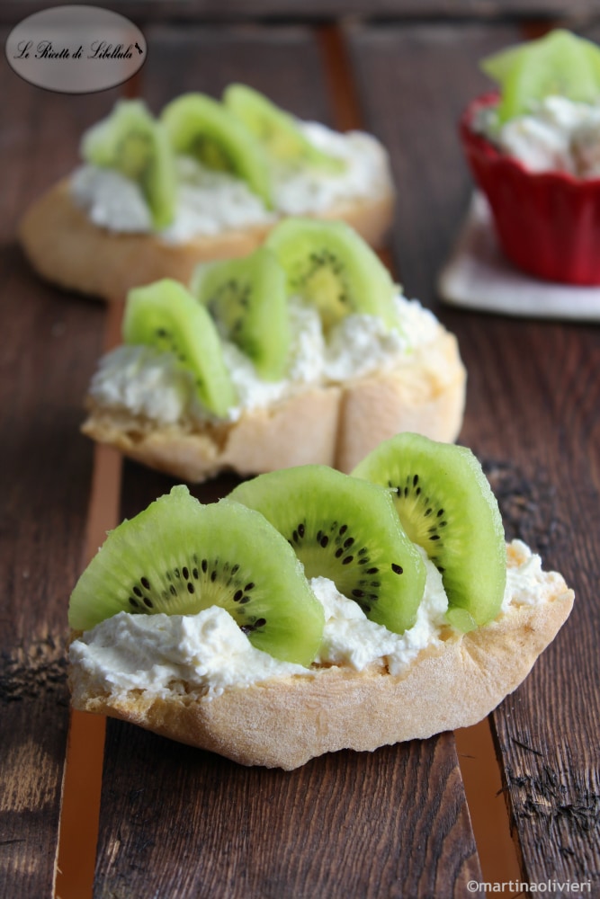 Kaas en kiwi crostini