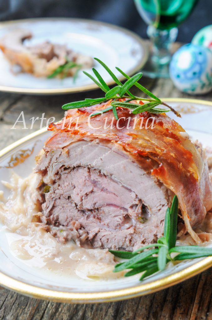 Kalfsvleesrol gevuld en omwikkeld met ham vickyart arte in cucina