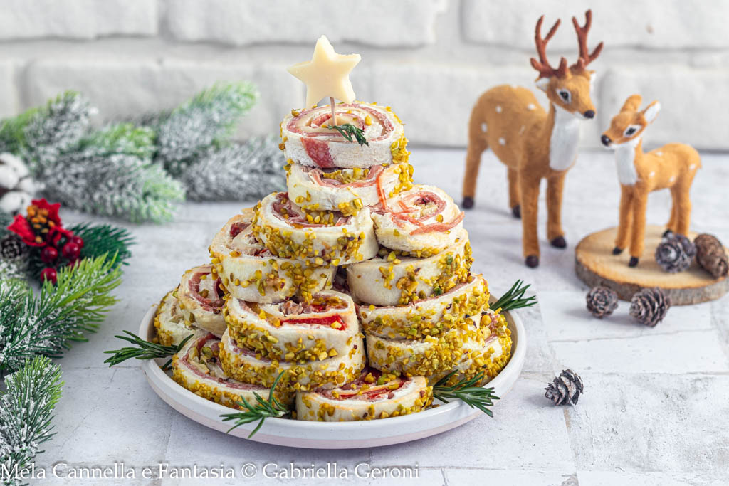 Kerstboom van gemengde sandwiches, een snelle en indrukwekkende voorgerecht