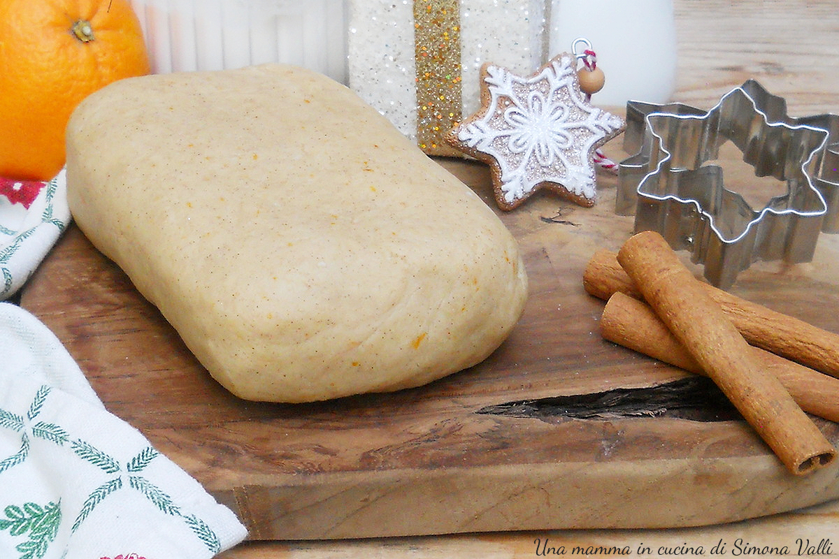 Kerstdeeg met amandelen, sinaasappel en kaneel