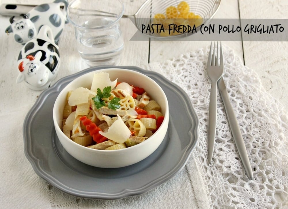 Koude pasta met gegrilde kip