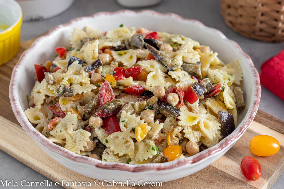 Vegetarische koude pasta met kikkererwten en aubergines