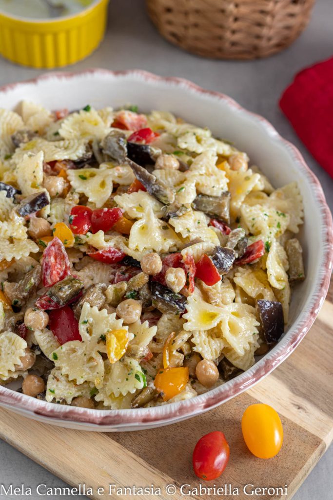 koude pastasalade met aubergines en cherrytomaatjes