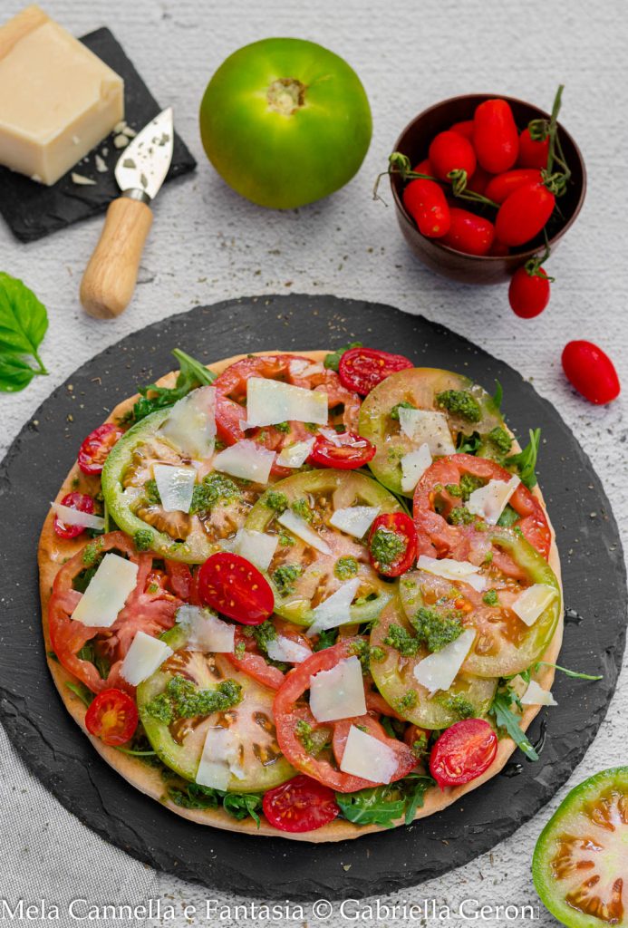 zomerse pizza met tomaat