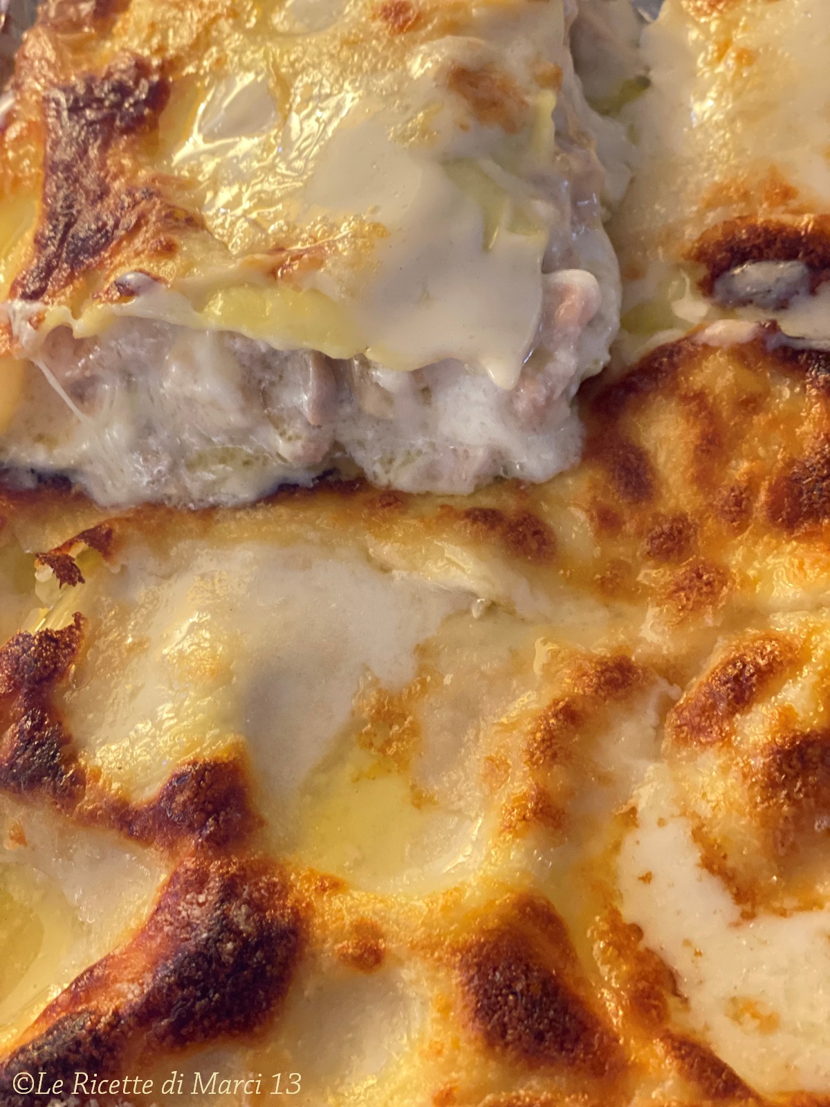 Lasagne met gerookte zalm, smeerkaas en provolone. Eenvoudig recept