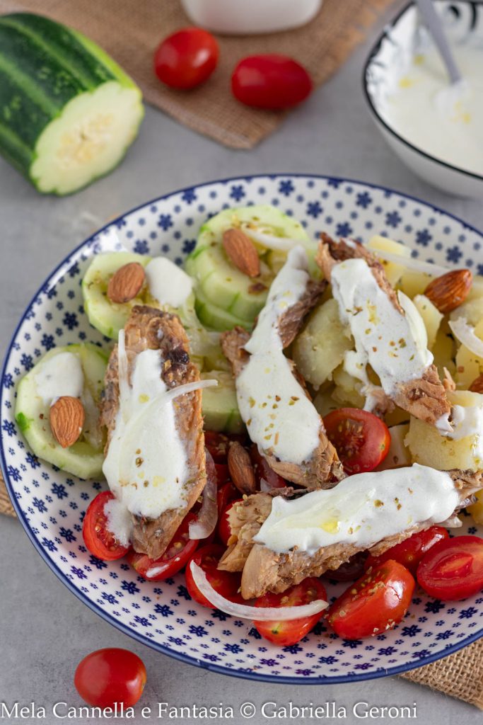 lichte aardappelsalade met makreel en komkommers