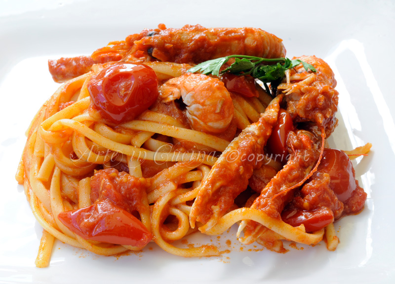 Linguine met scampi en tonijn in tomaat