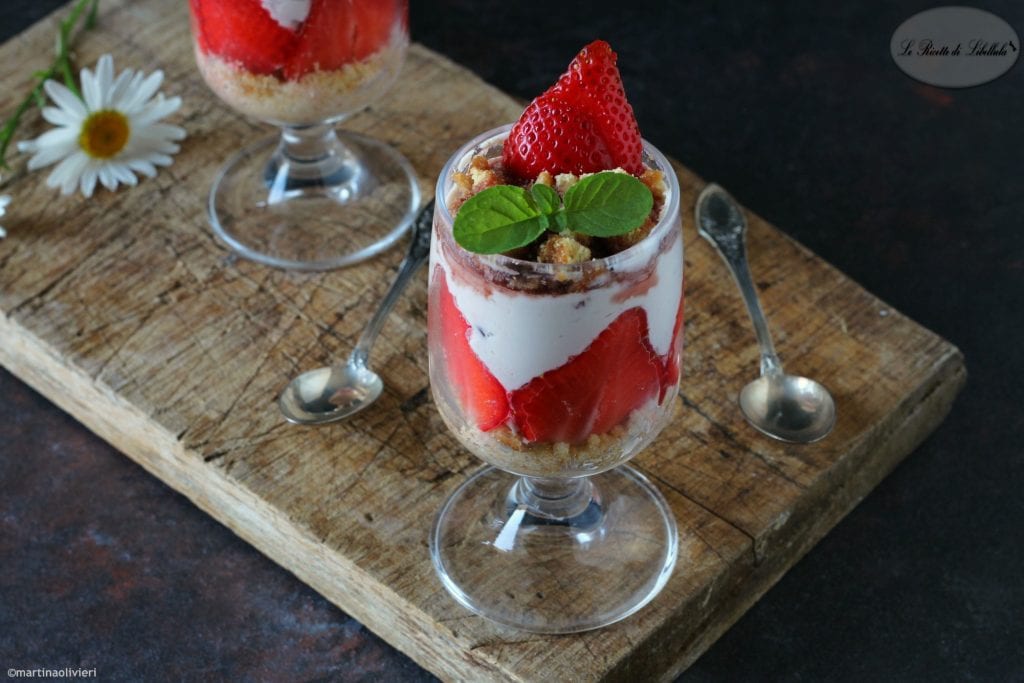 Mascarpone en yoghurt coupe met aardbeien en amarene kersen