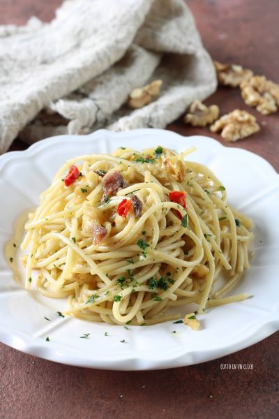 meng de spaghetti en serveer