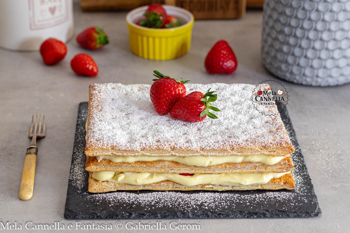 Snelle en gemakkelijke millefeuille met room en aardbeien op een kant-en-klare basis