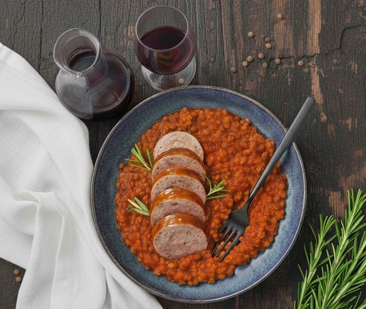 Cotechino en linzen in tomatensaus