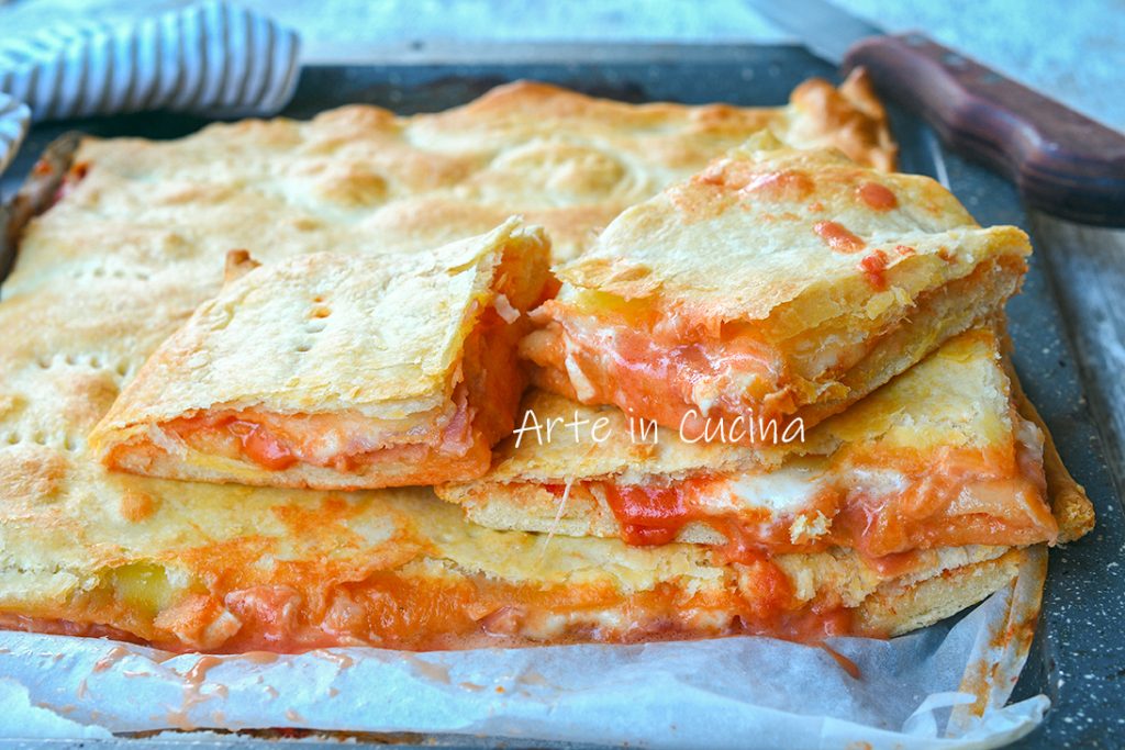Napolitaanse parigina pizza met gevulde sfoglia