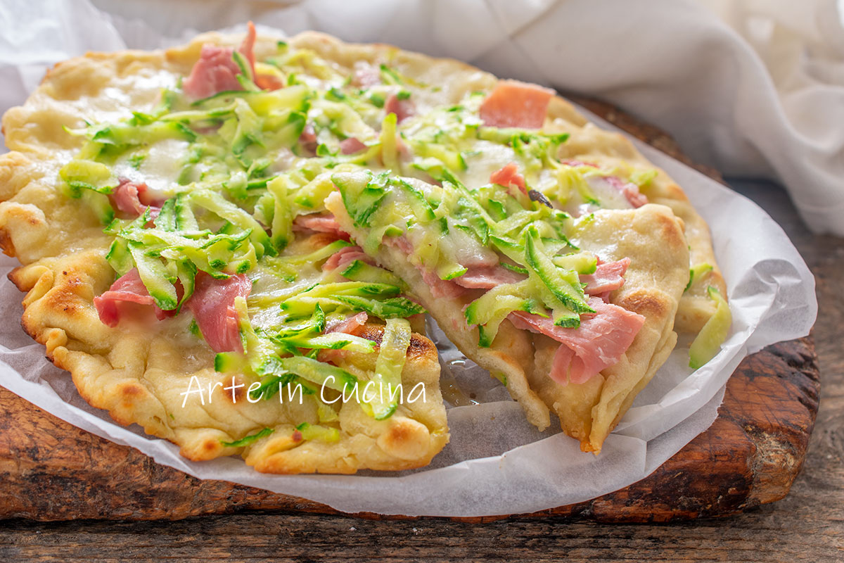 Pizza zonder rijzen met courgette en ham