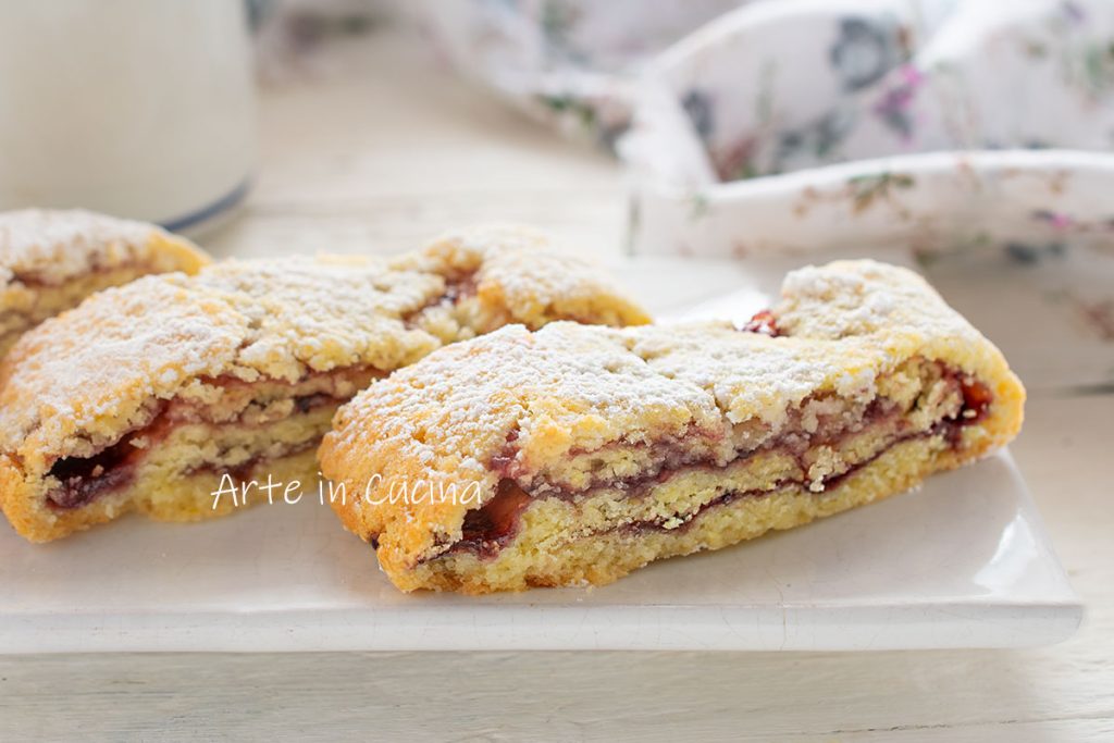Opgerolde koekjes met jam