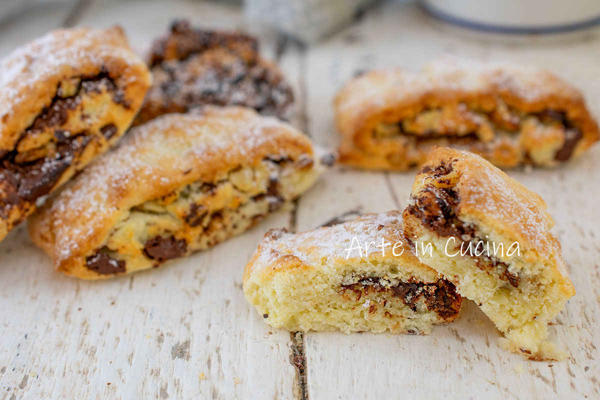 Opgerolde koekjes met noten en sinaasappelchocolade