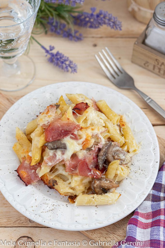 ovenschotel met gekookte ham en champignons