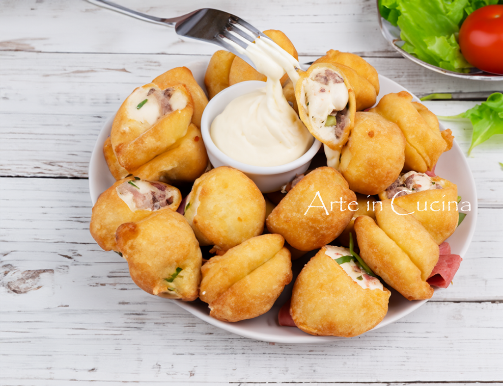 Gefrituurde Panzerotti met Smeltende Kaas