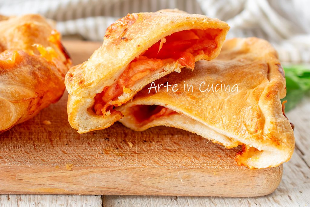 Panzerotti met mozzarella en tomaat