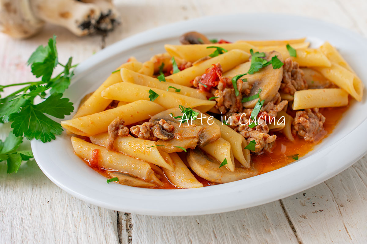 Pasta met champignons en worst