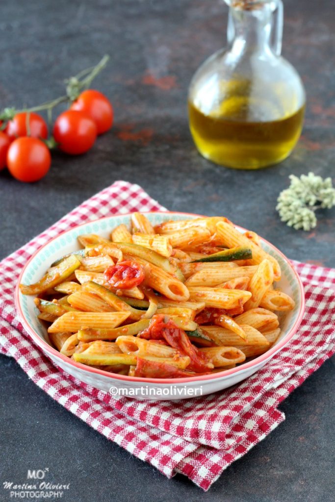 Pasta met courgettes en cherrytomaatjes