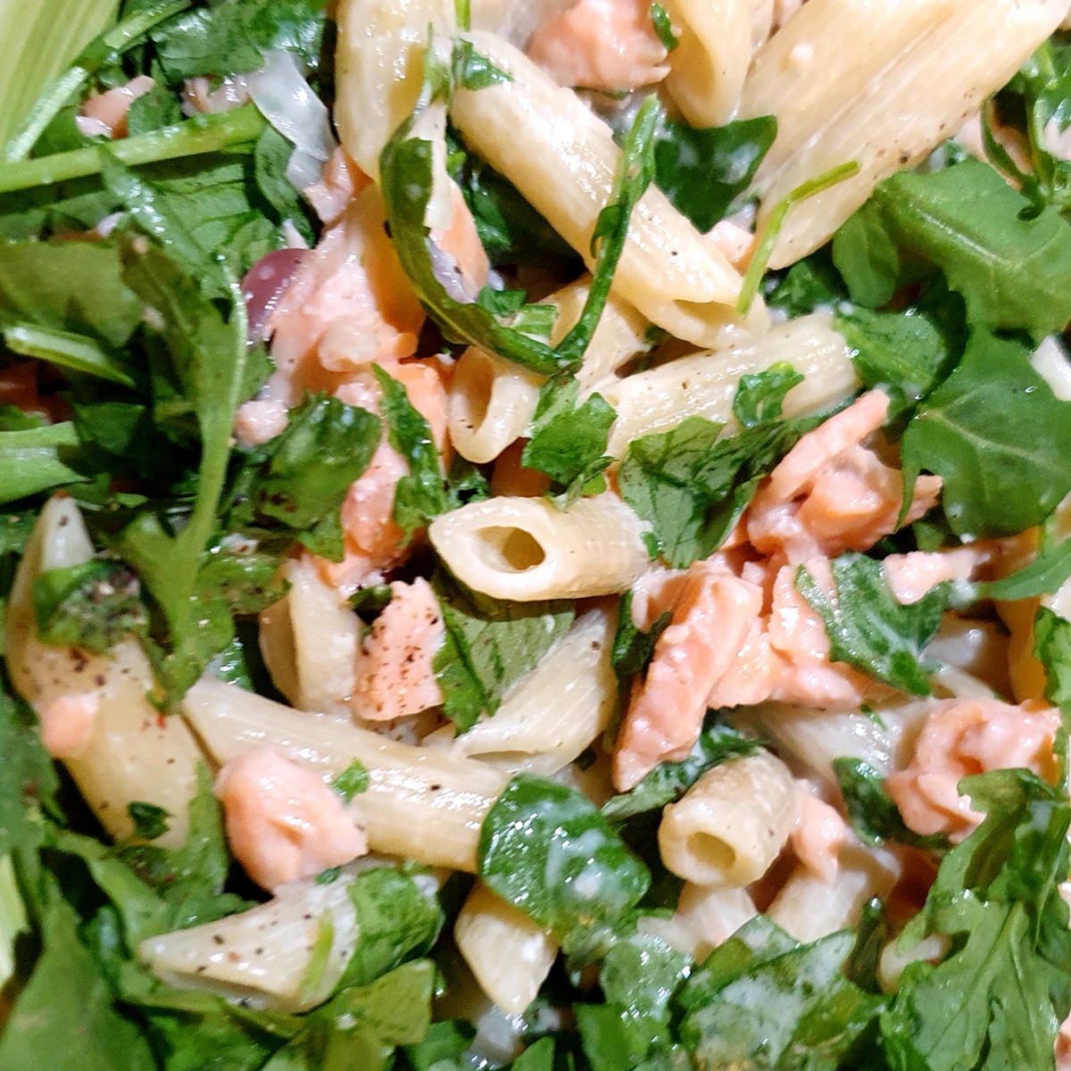 Pasta met gerookte zalm en rucola: snel en romig recept