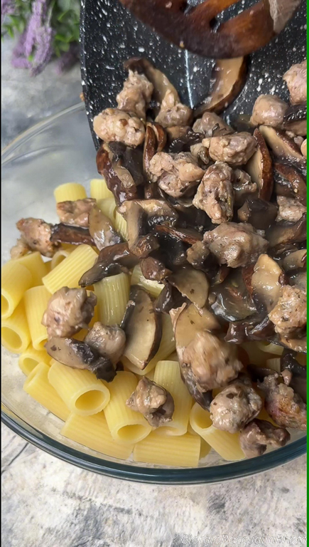 pasta met champignons en worst uit de oven