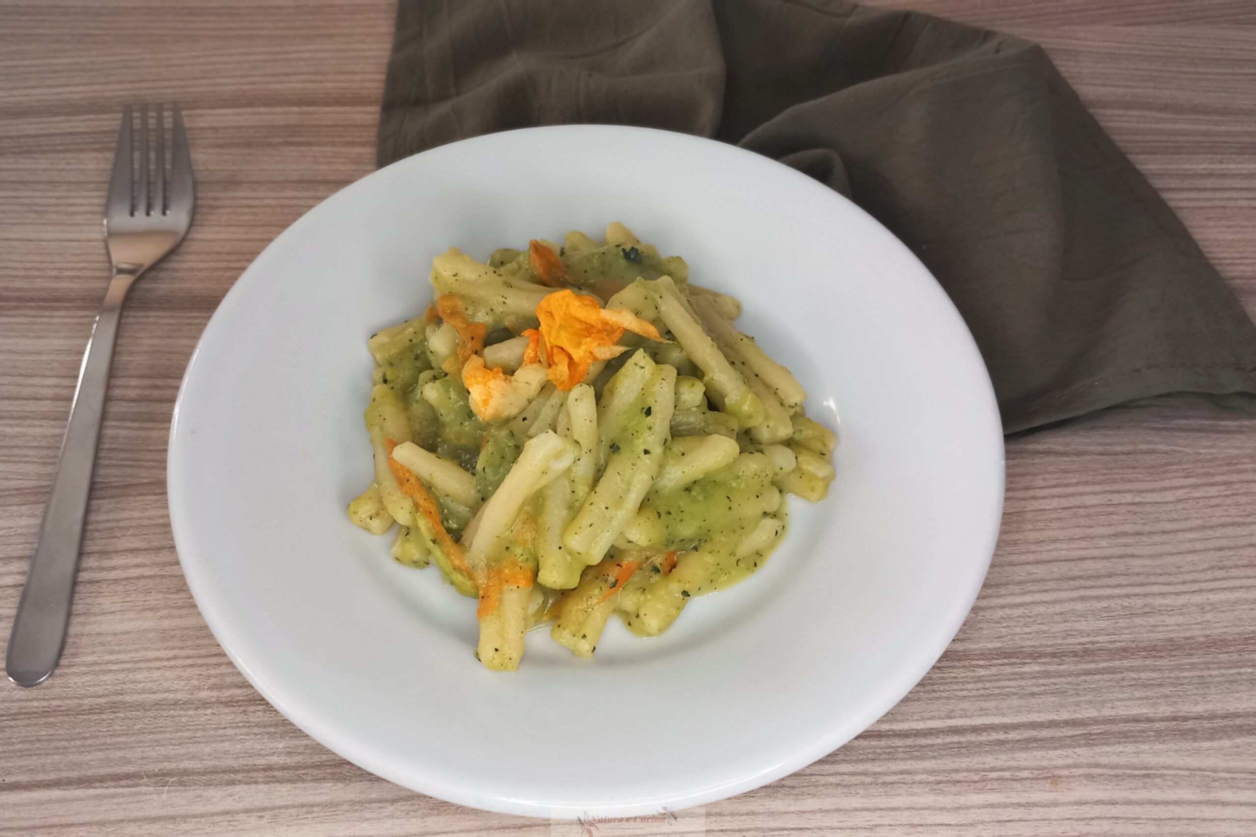 Pasta met courgettecrème en pompoenbloemen