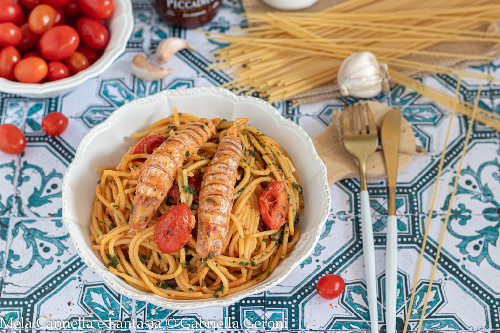 Pasta met mantisgarnalen in saus, eenvoudig visgerecht
