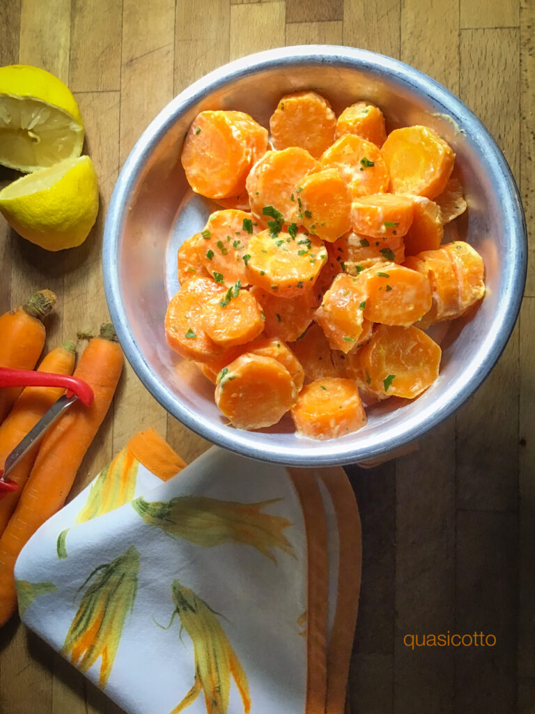 Heerlijke salade van gekookte wortelen